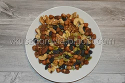 Ореховое ассорти с изюмом. Ореховое ассорти с изюмом.